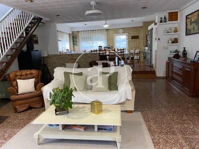 Chalet de 7 habitaciones en Chiva en venta con piscina - 350.000 € (Ref: 9630363)