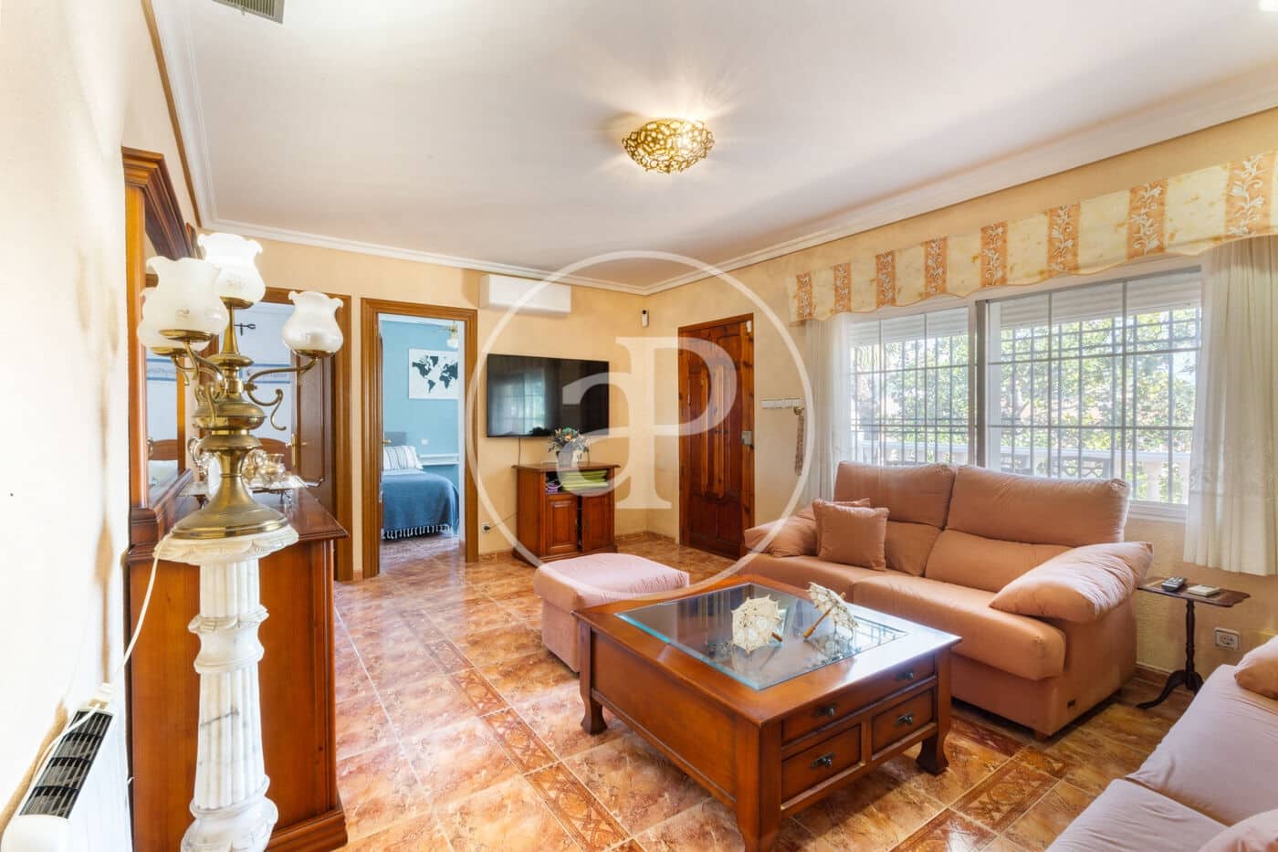 7 bedroom Villa for sale in Chiva with pool - € 350,000 (Ref: 9630363)