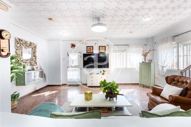 7 bedroom Villa for sale in Chiva with pool - € 350,000 (Ref: 9630363)