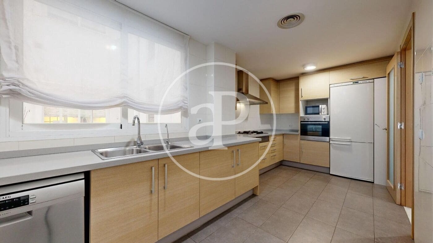 4 makuuhuone Huoneisto myytävänä paikassa Valencia kaupunki - 730 000 € (Ref: 9637691)