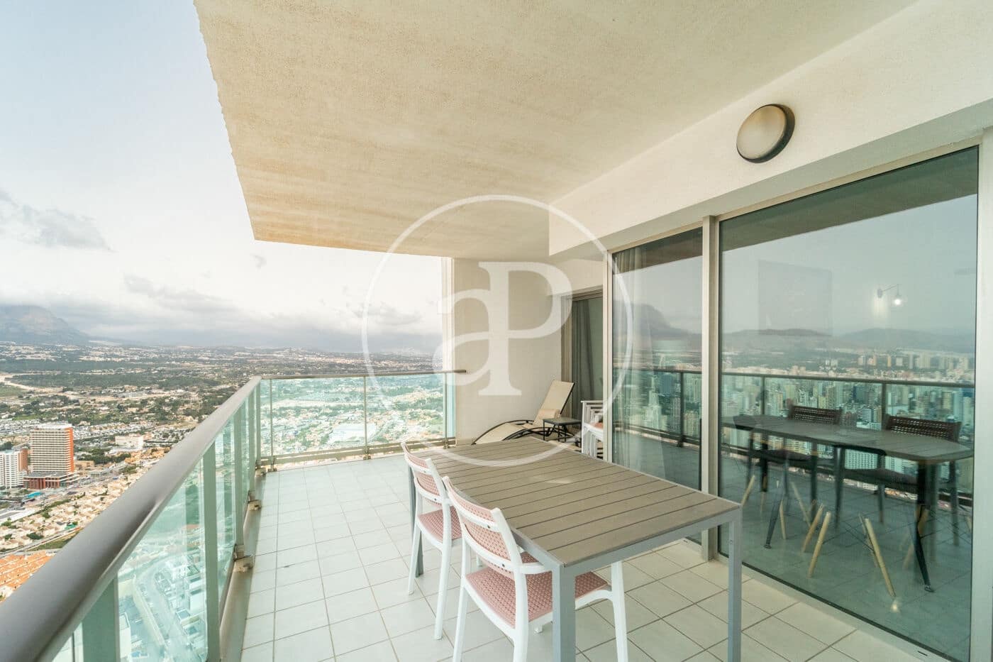 2 bedroom Apartment for sale in Benidorm with pool - € 424,500 (Ref: 9637693)