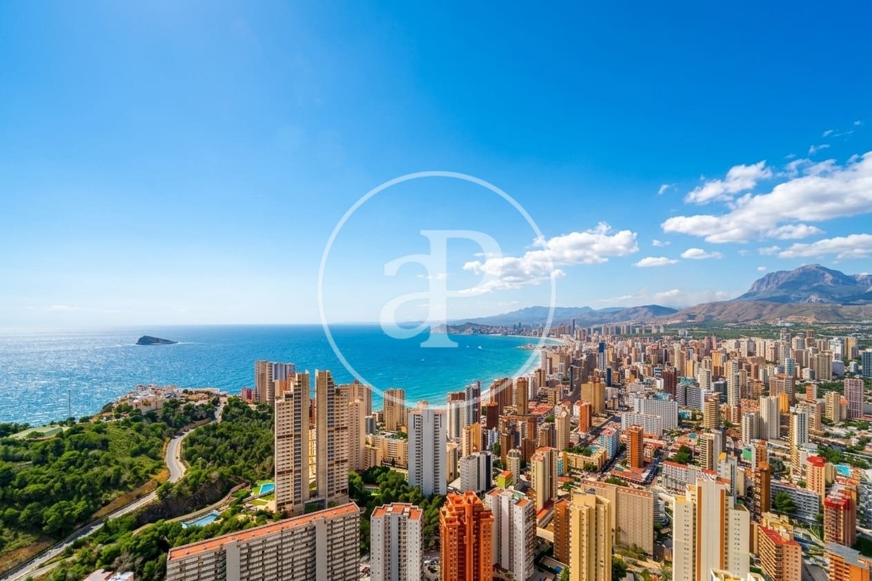 2 bedroom Apartment for sale in Benidorm with pool - € 424,500 (Ref: 9637693)