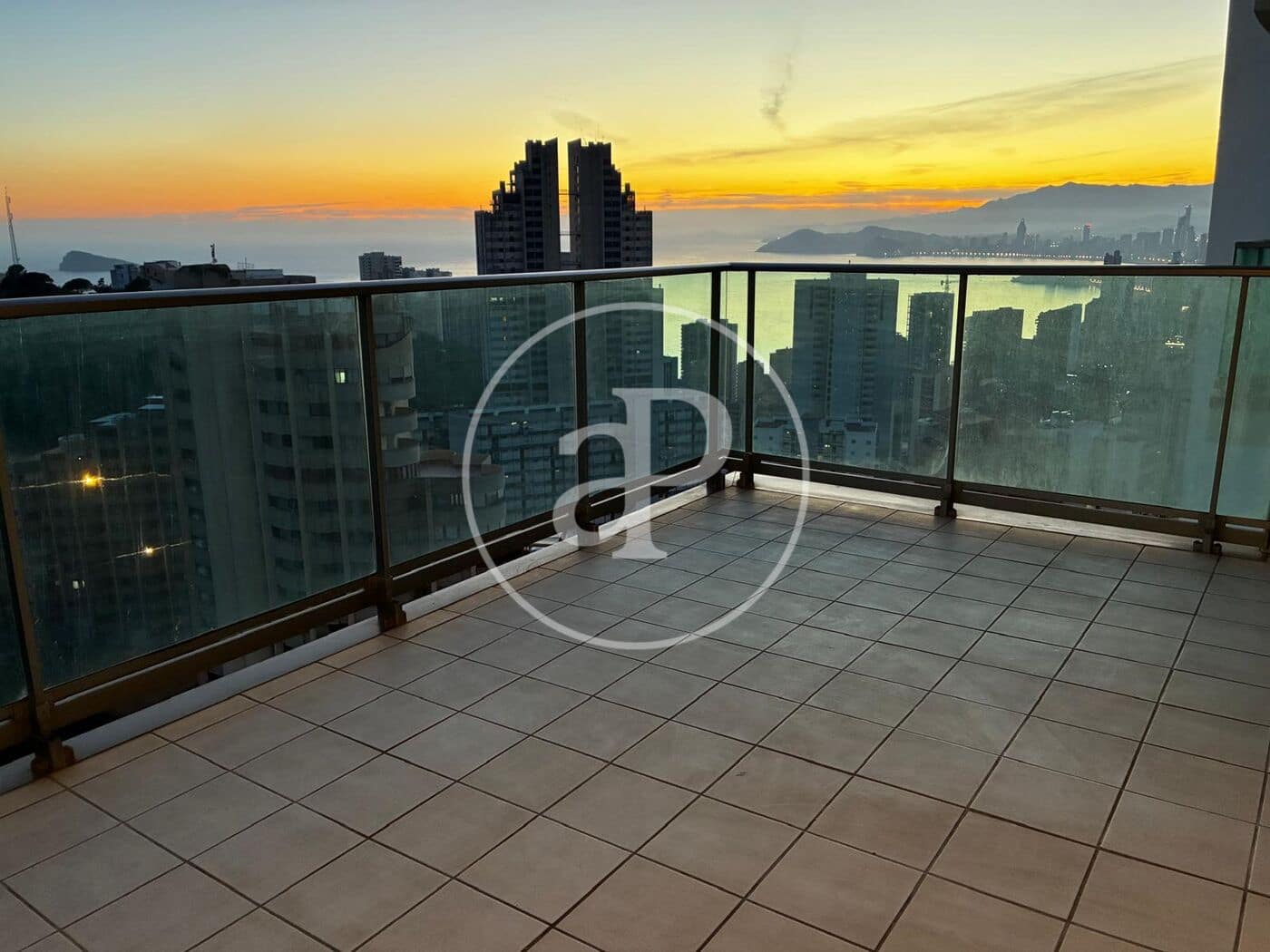 2 bedroom Apartment for sale in Benidorm with pool - € 395,000 (Ref: 9637695)
