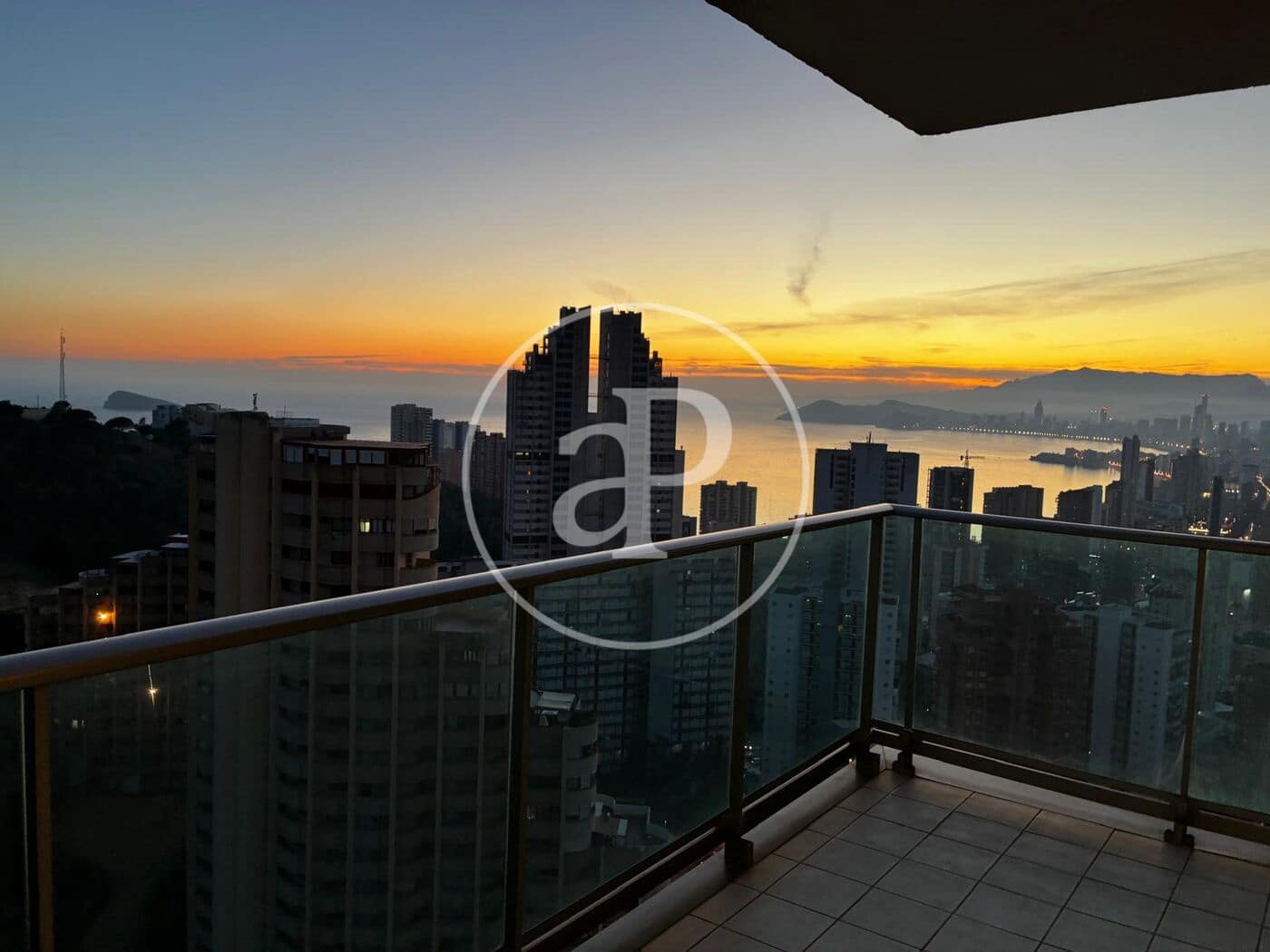 2 bedroom Apartment for sale in Benidorm with pool - € 395,000 (Ref: 9637695)