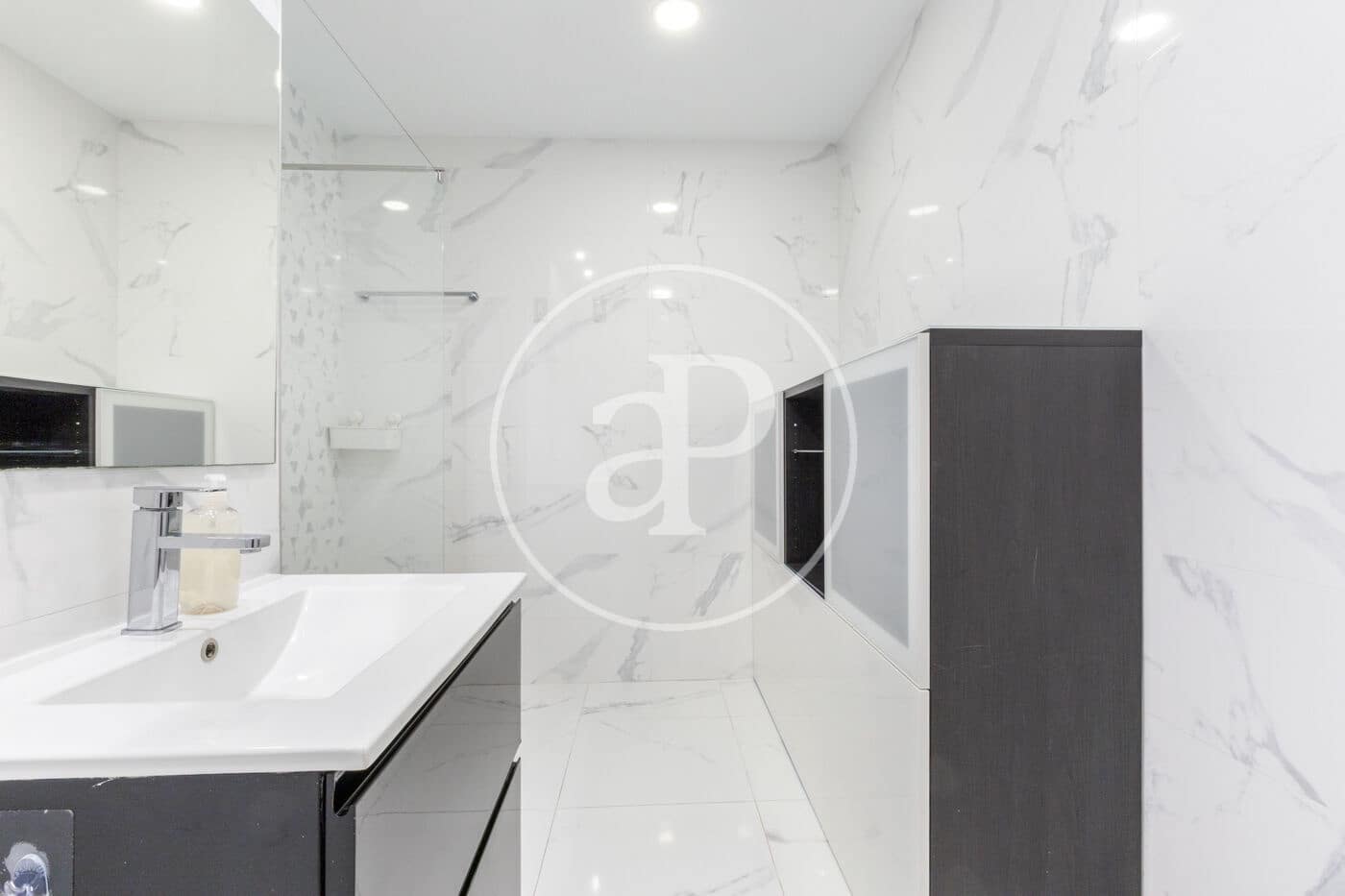 5 bedroom Apartment for rent in Valencia city - € 3,300 (Ref: 9659510)