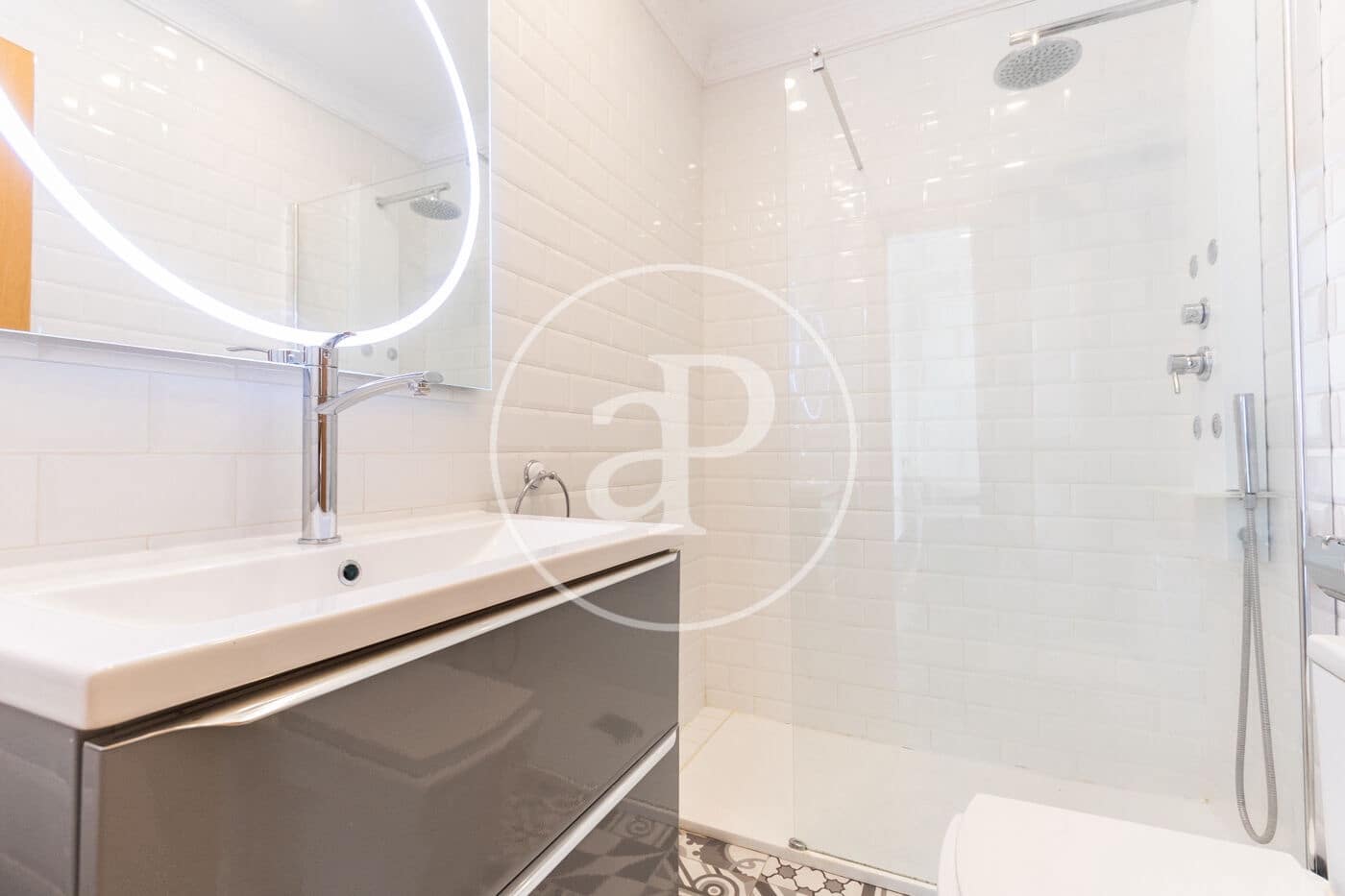 4 sovrum Lägenhet att hyra i Valencia stad - 2 000 € (Ref: 9666602)