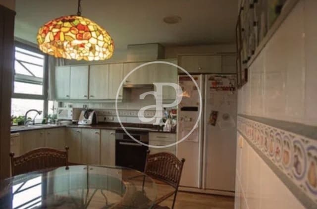 4 bedroom Apartment for rent in Ciutat de les Arts i de les Ciencies, Valencia city with pool - € 2,600 (Ref: 9674314)