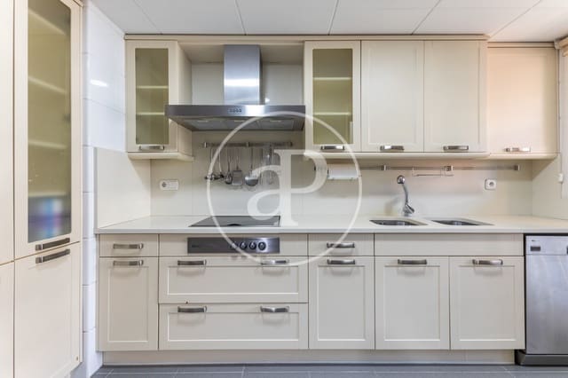 3 quarto Apartamento para arrendar em Ciutat de les Arts i de les Ciencies, Valência cidade - 2 900 € (Ref: 9686524)