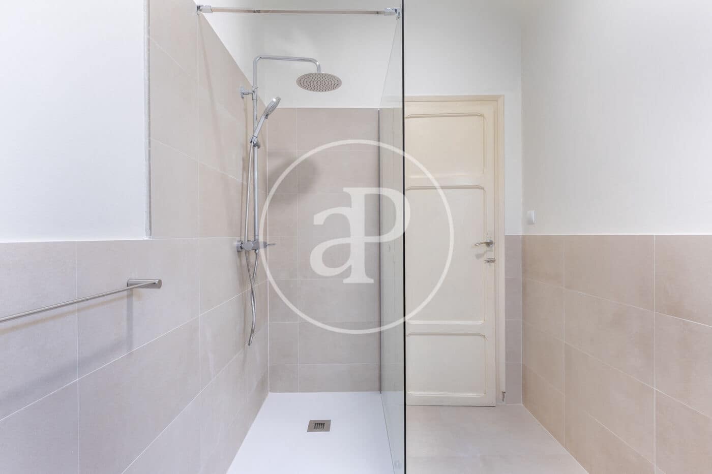 4 soverom Leilighet til leie i Valencia by - € 2 400 (Ref: 9714995)