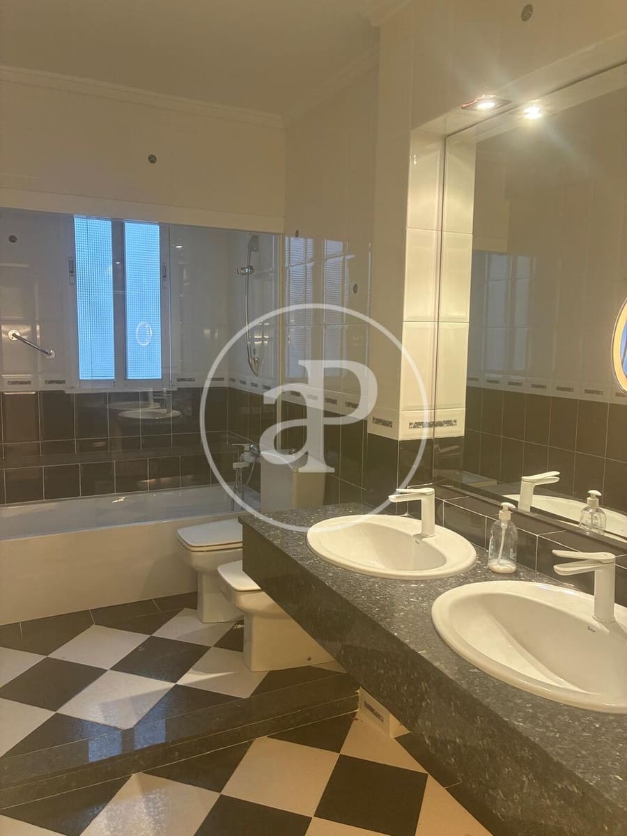 3 bedroom Apartment for rent in Valencia city - € 1,900 (Ref: 9735667)