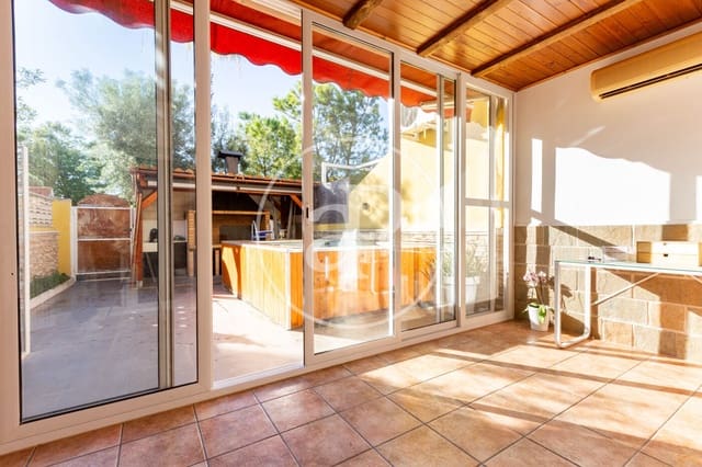 Chalet de 4 habitaciones en Riba-roja de Túria en venta con piscina - 350.000 € (Ref: 9738644)