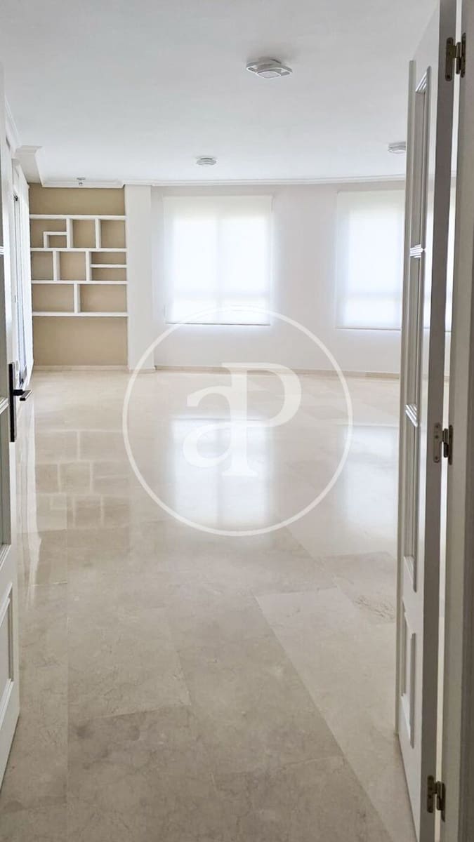 Appartement de 3 chambres à louer à Valence ville avec piscine - 3 000 € (Ref: 9741833)