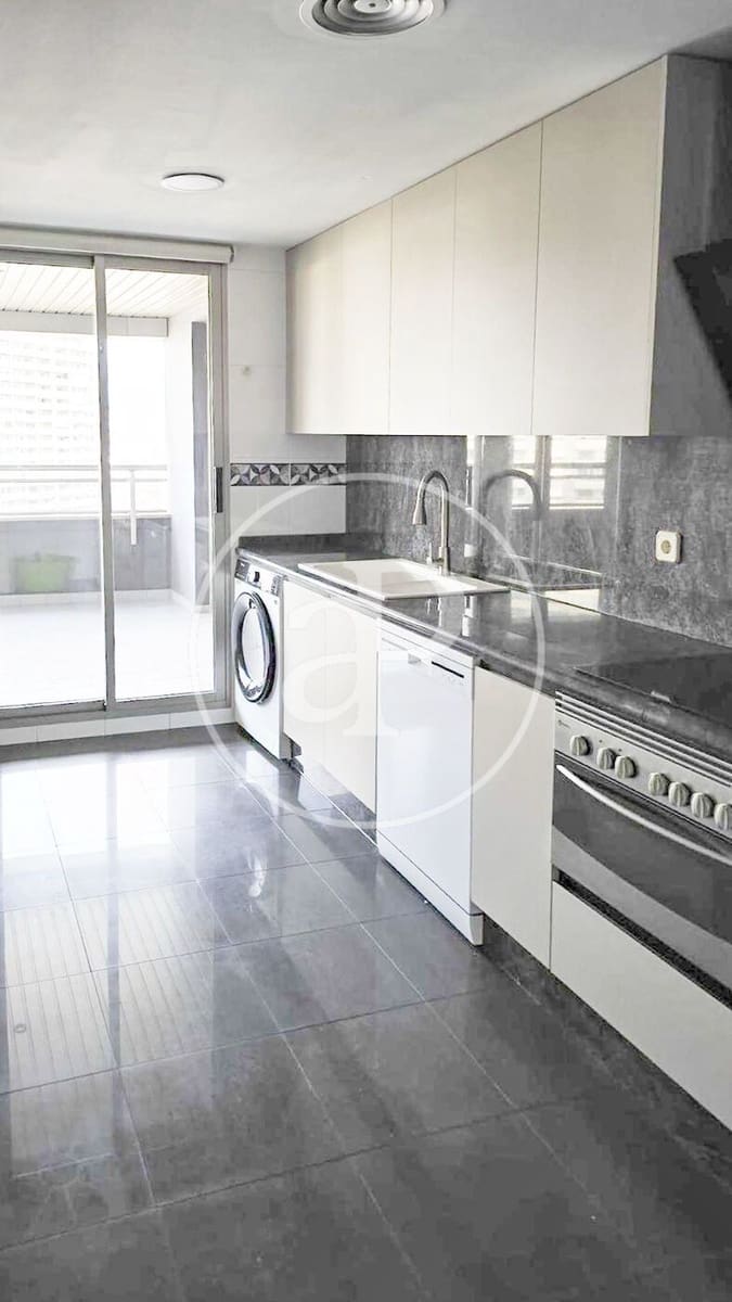 Appartement de 3 chambres à louer à Valence ville avec piscine - 3 000 € (Ref: 9741833)