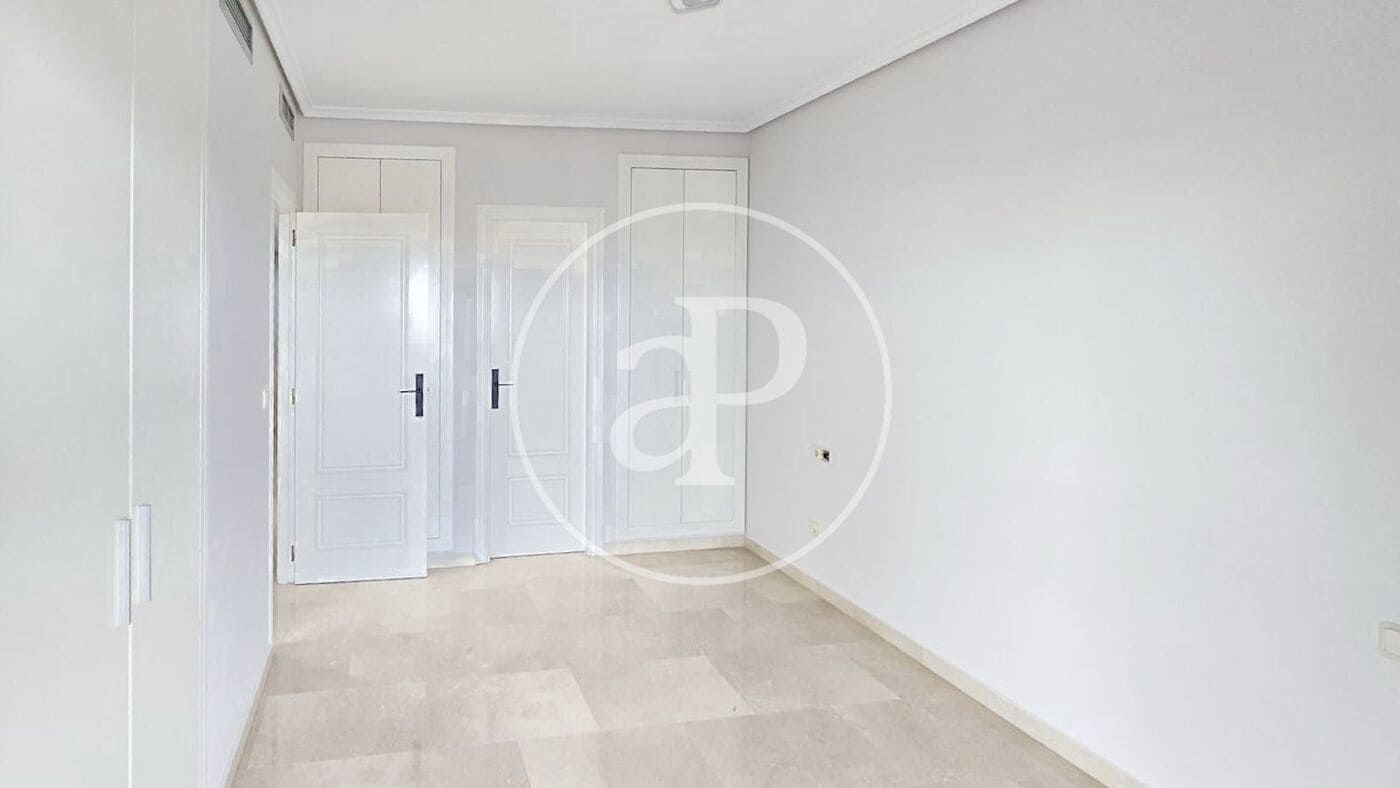 Appartement de 3 chambres à louer à Valence ville avec piscine - 3 000 € (Ref: 9741833)