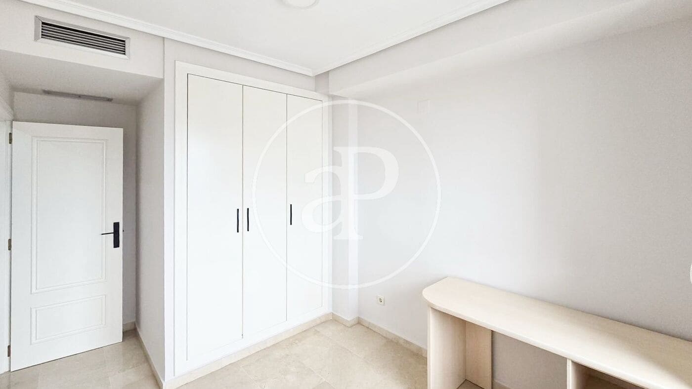 Appartement de 3 chambres à louer à Valence ville avec piscine - 3 000 € (Ref: 9741833)