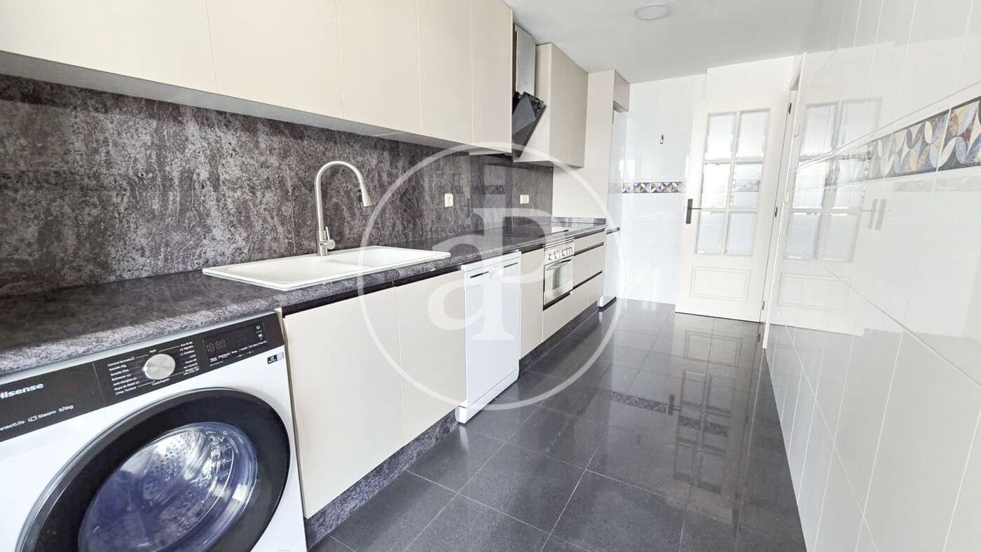 Appartement de 3 chambres à louer à Valence ville avec piscine - 3 000 € (Ref: 9741833)