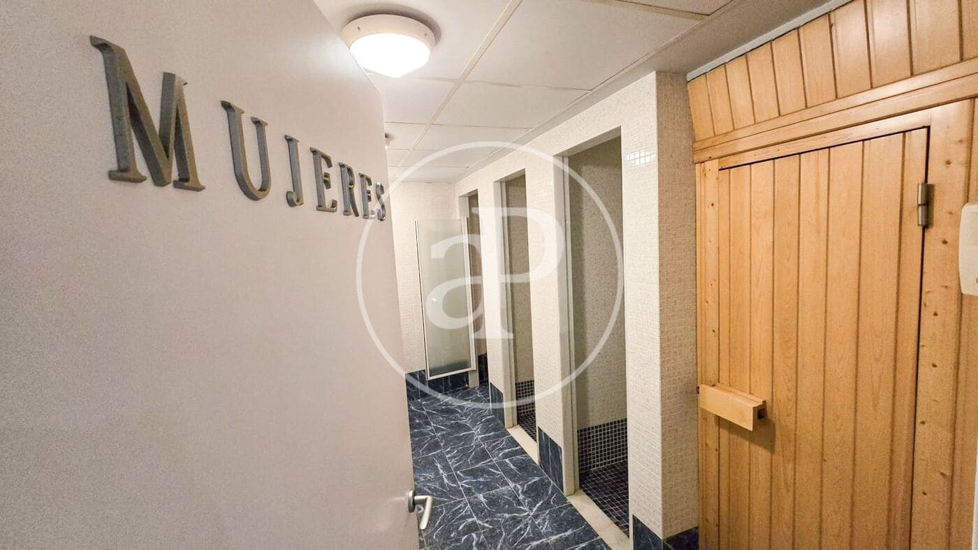 Appartement de 3 chambres à louer à Valence ville avec piscine - 3 000 € (Ref: 9741833)