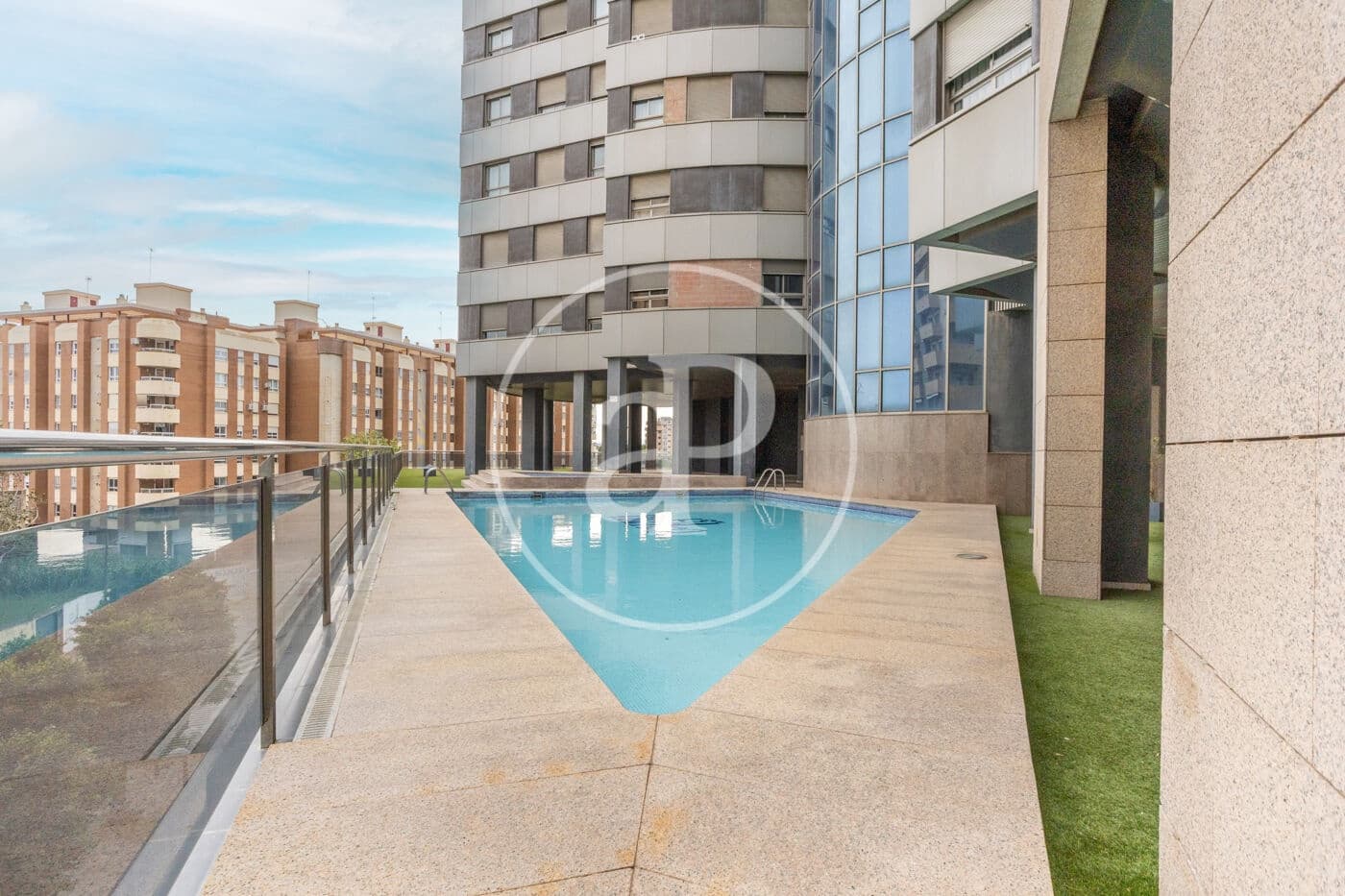 Appartement de 4 chambres à louer à Valence ville avec piscine garage - 2 500 € (Ref: 9741833)
