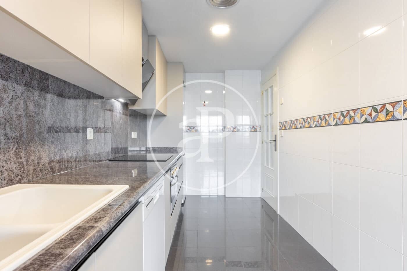 Appartement de 4 chambres à louer à Valence ville avec piscine garage - 2 500 € (Ref: 9741833)