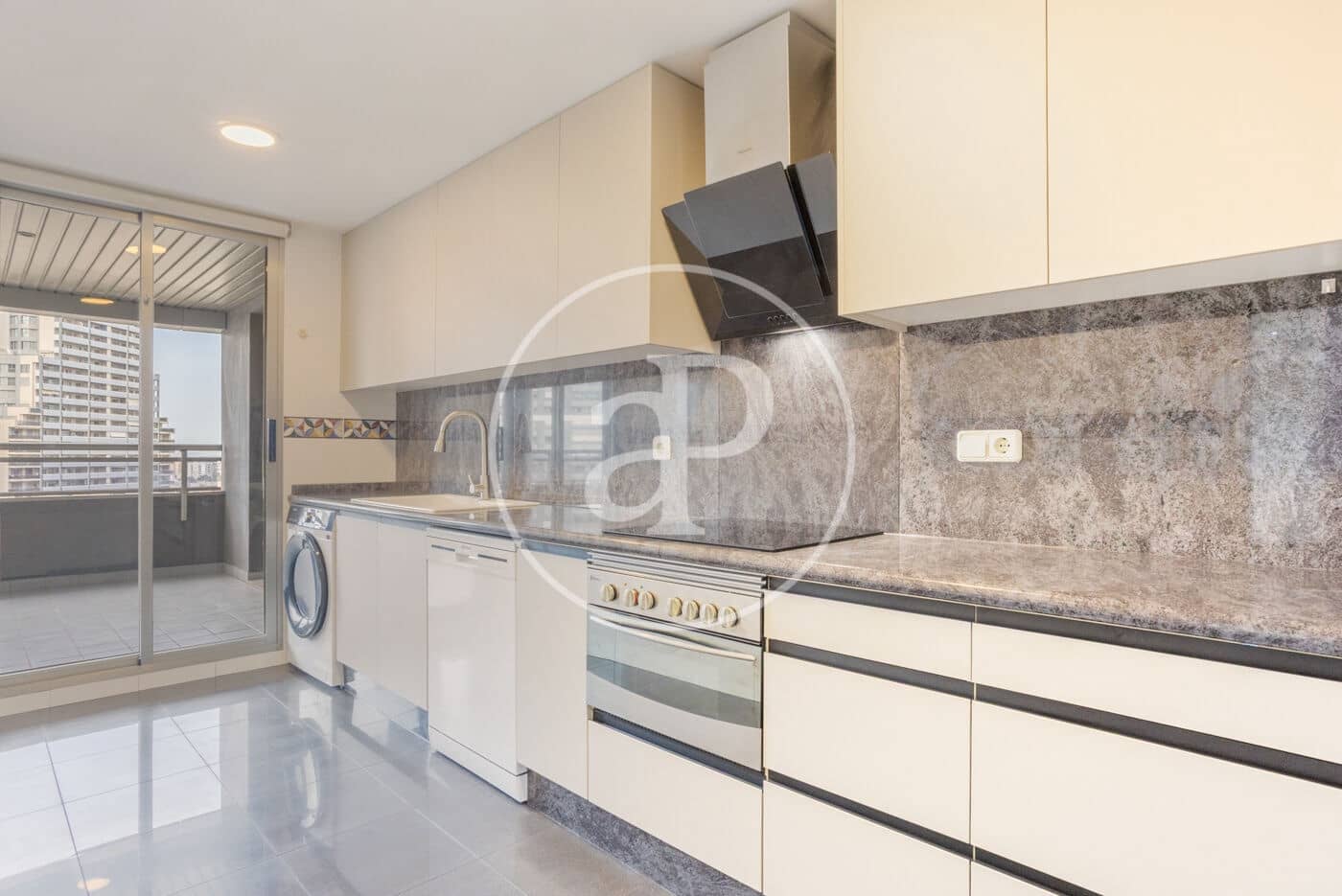 Appartement de 4 chambres à louer à Valence ville avec piscine garage - 2 500 € (Ref: 9741833)