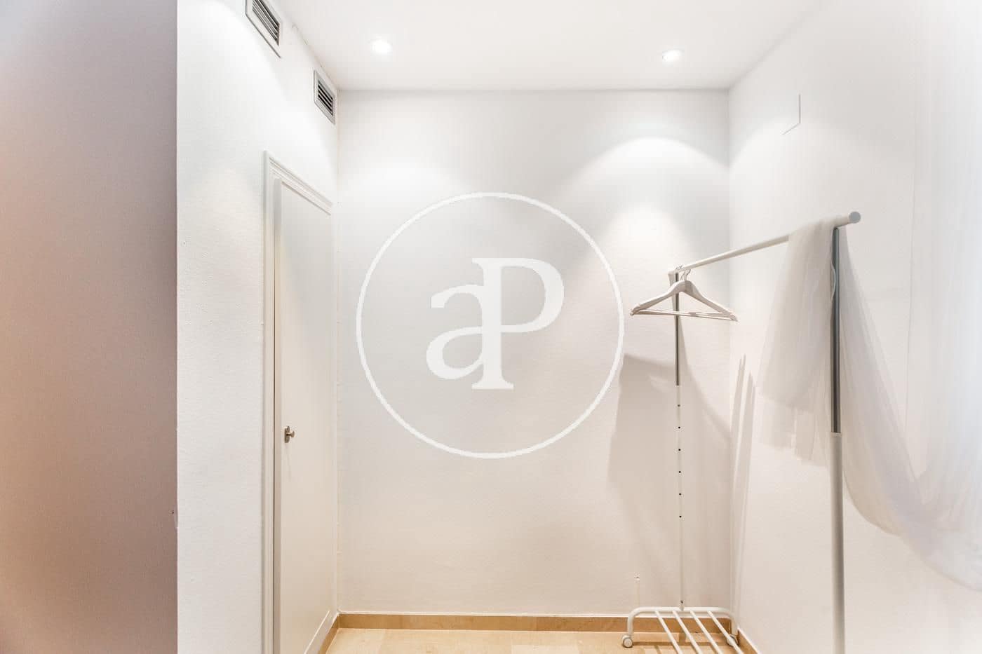 Appartement de 2 chambres à louer à Chiva avec piscine - 1 200 € (Ref: 9758869)