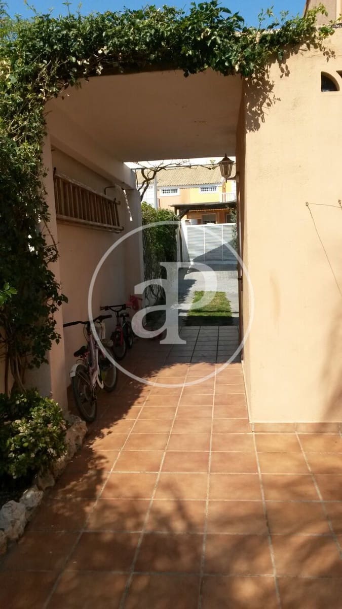 4 soveværelse Villa til leje i La Pobla de Vallbona med swimmingpool - € 2.200 (Ref: 9758871)