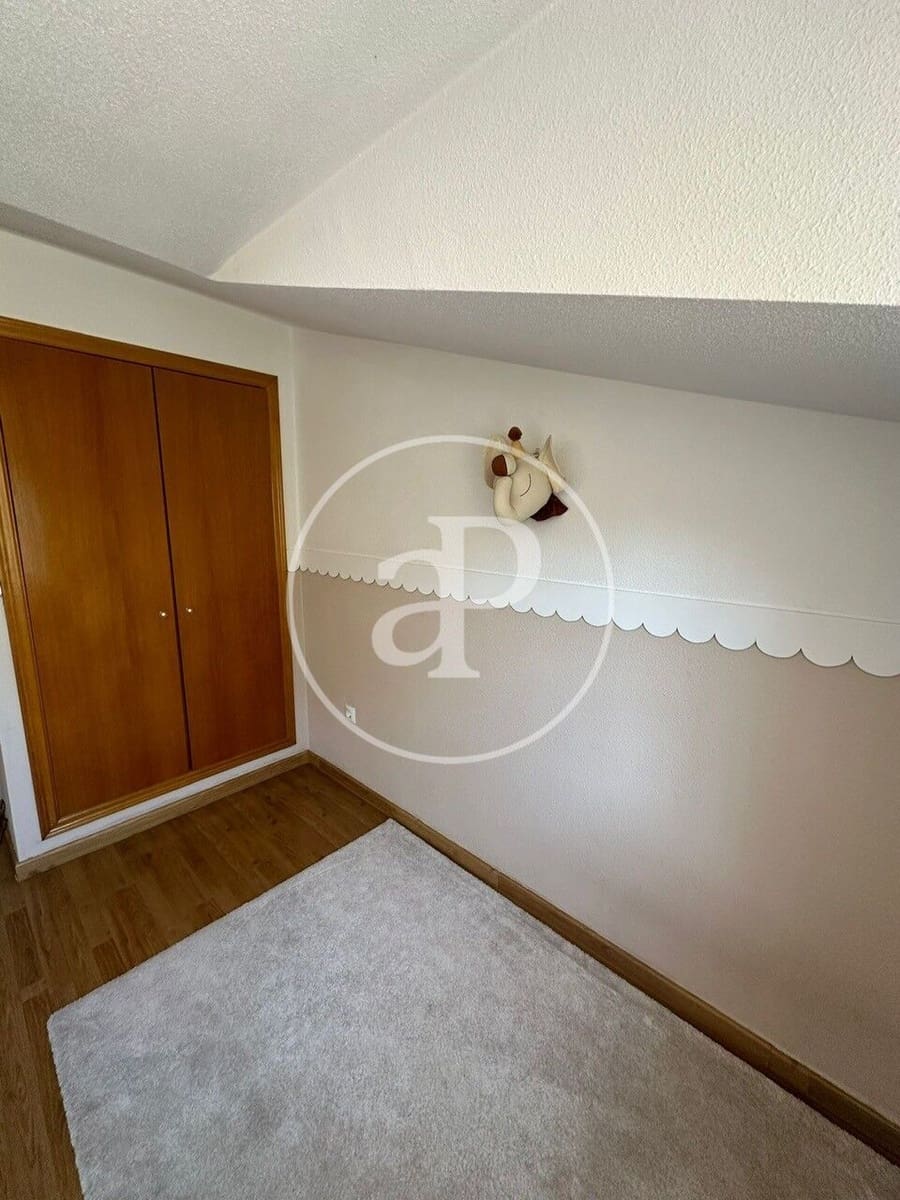 4 soveværelse Villa til leje i La Pobla de Vallbona med swimmingpool - € 2.200 (Ref: 9758871)