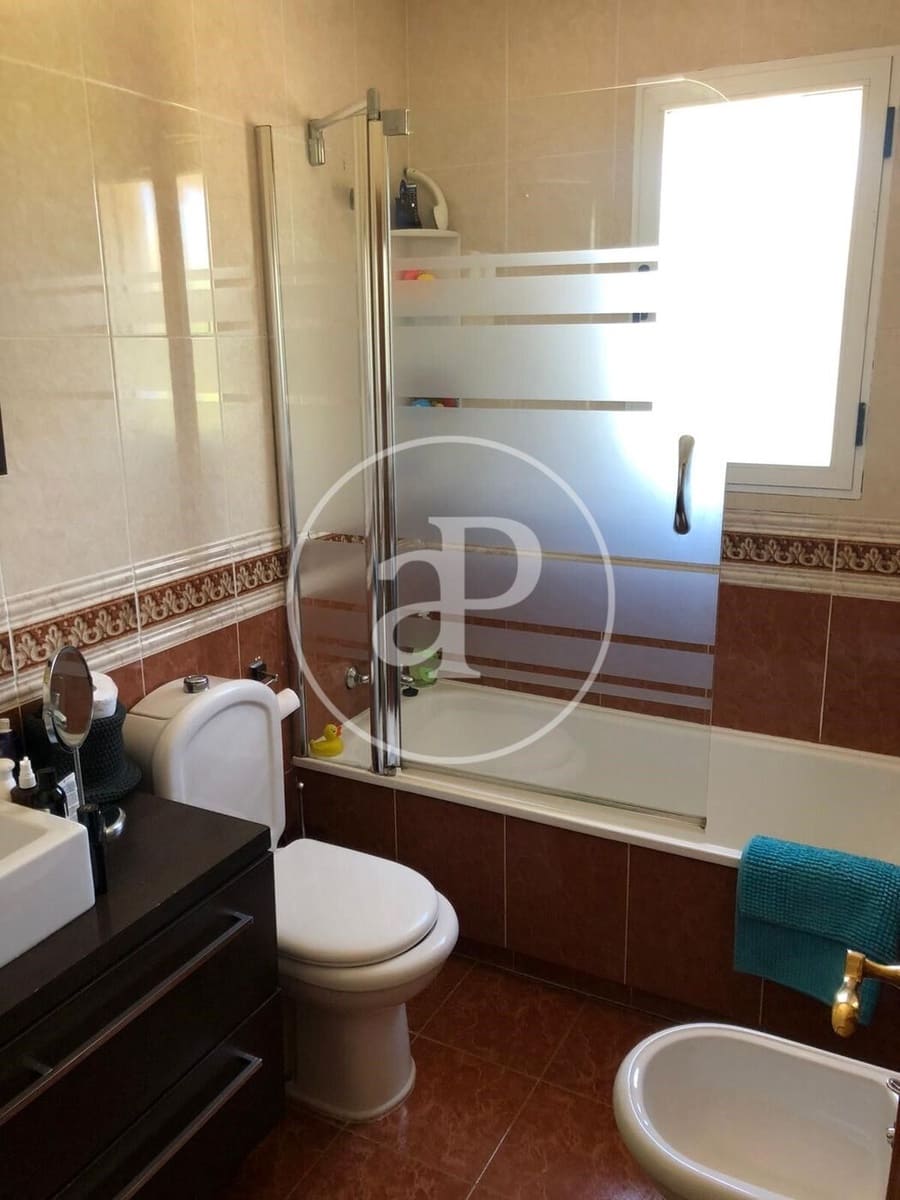 4 soveværelse Villa til leje i La Pobla de Vallbona med swimmingpool - € 2.200 (Ref: 9758871)
