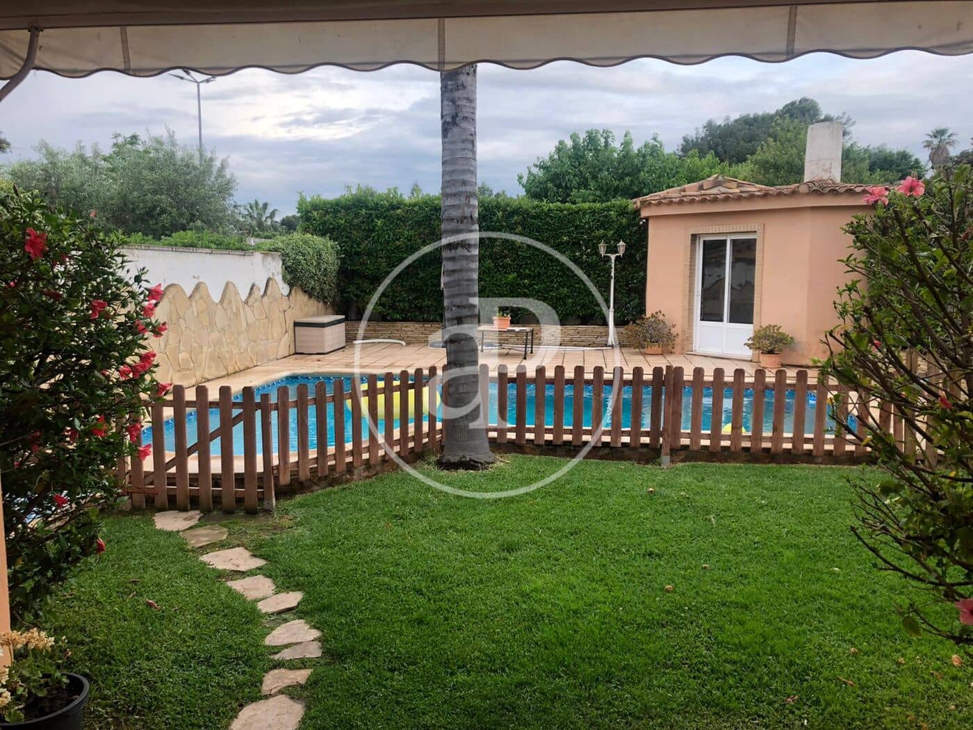 4 soveværelse Villa til leje i La Pobla de Vallbona med swimmingpool - € 2.200 (Ref: 9758871)