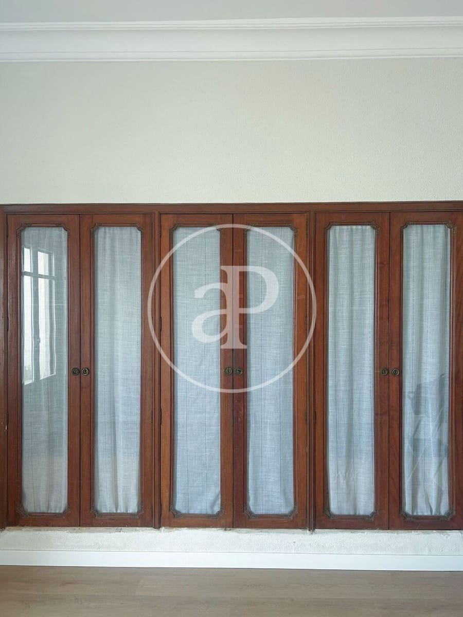 5 bedroom Apartment for rent in Valencia city - € 2,800 (Ref: 9762056)