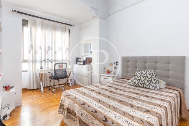 4 bedroom Apartment for rent in Sant Francesc, Valencia city - € 2,500 (Ref: 9762057)