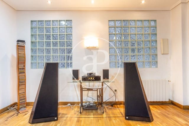 4 bedroom Apartment for rent in Sant Francesc, Valencia city - € 2,500 (Ref: 9762057)