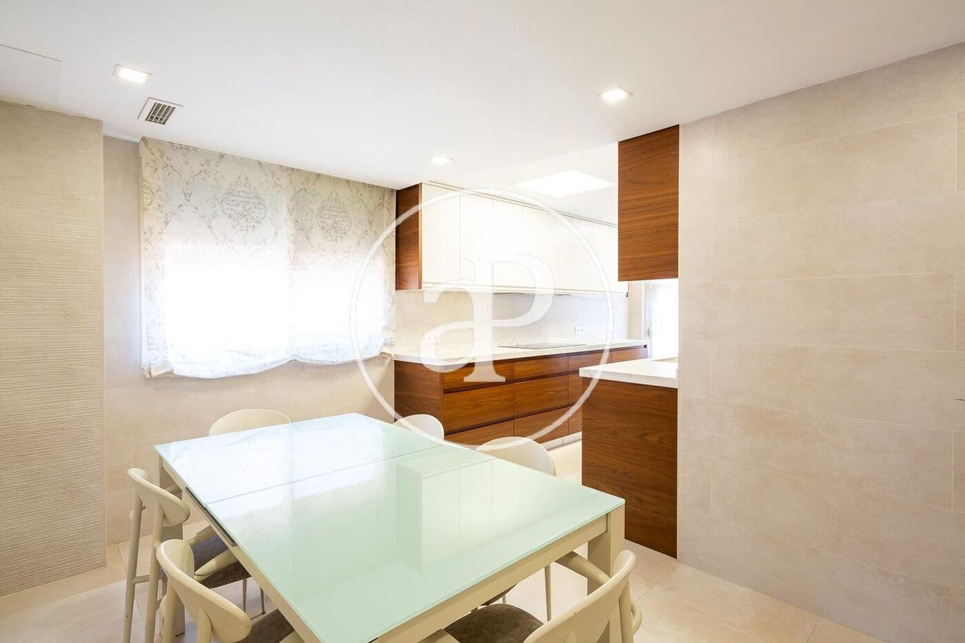 3 soverom Leilighet til leie i Valencia by med svømmebasseng garasje - € 1 950 (Ref: 9778257)