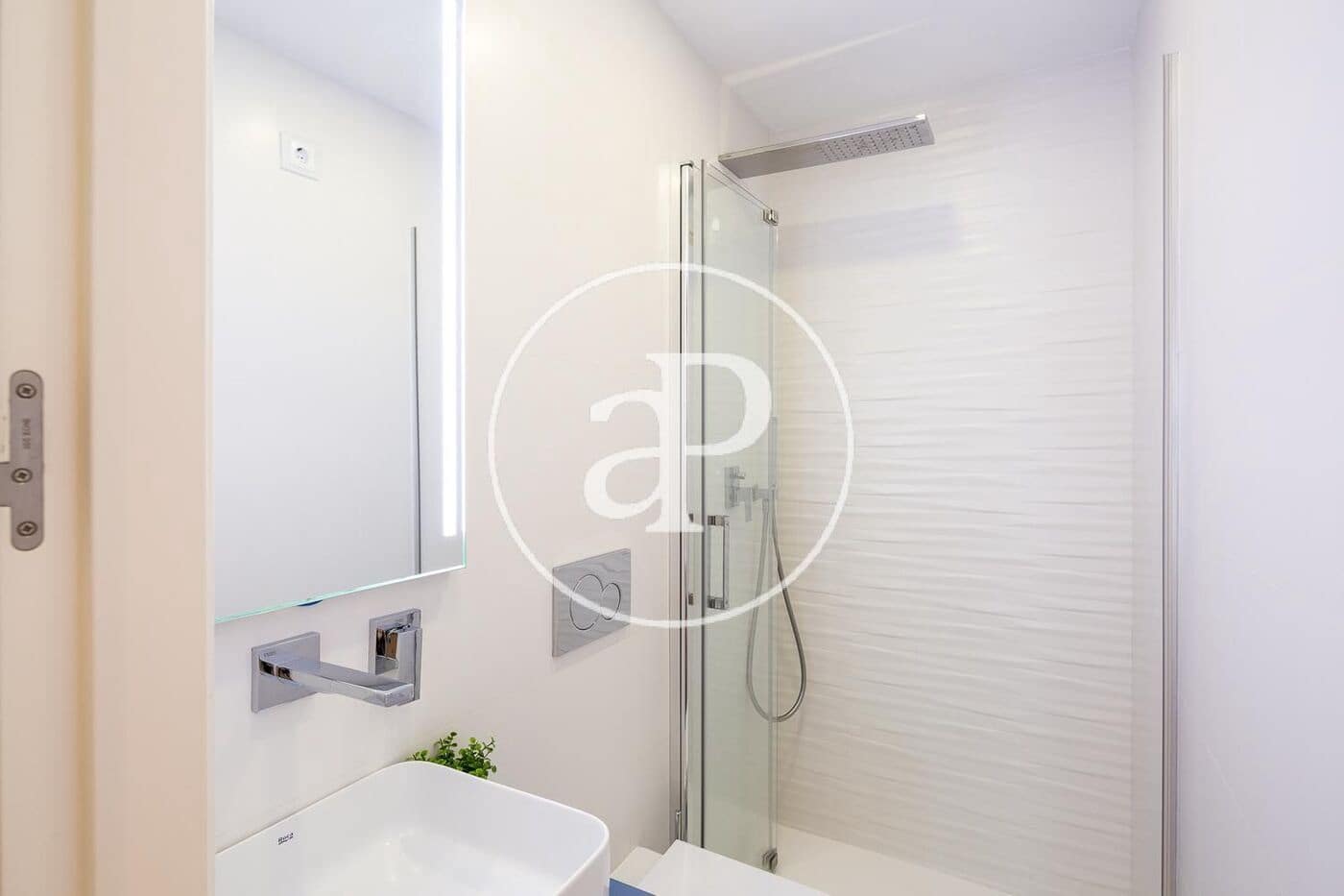 3 soverom Leilighet til leie i Valencia by med svømmebasseng garasje - € 1 950 (Ref: 9778257)