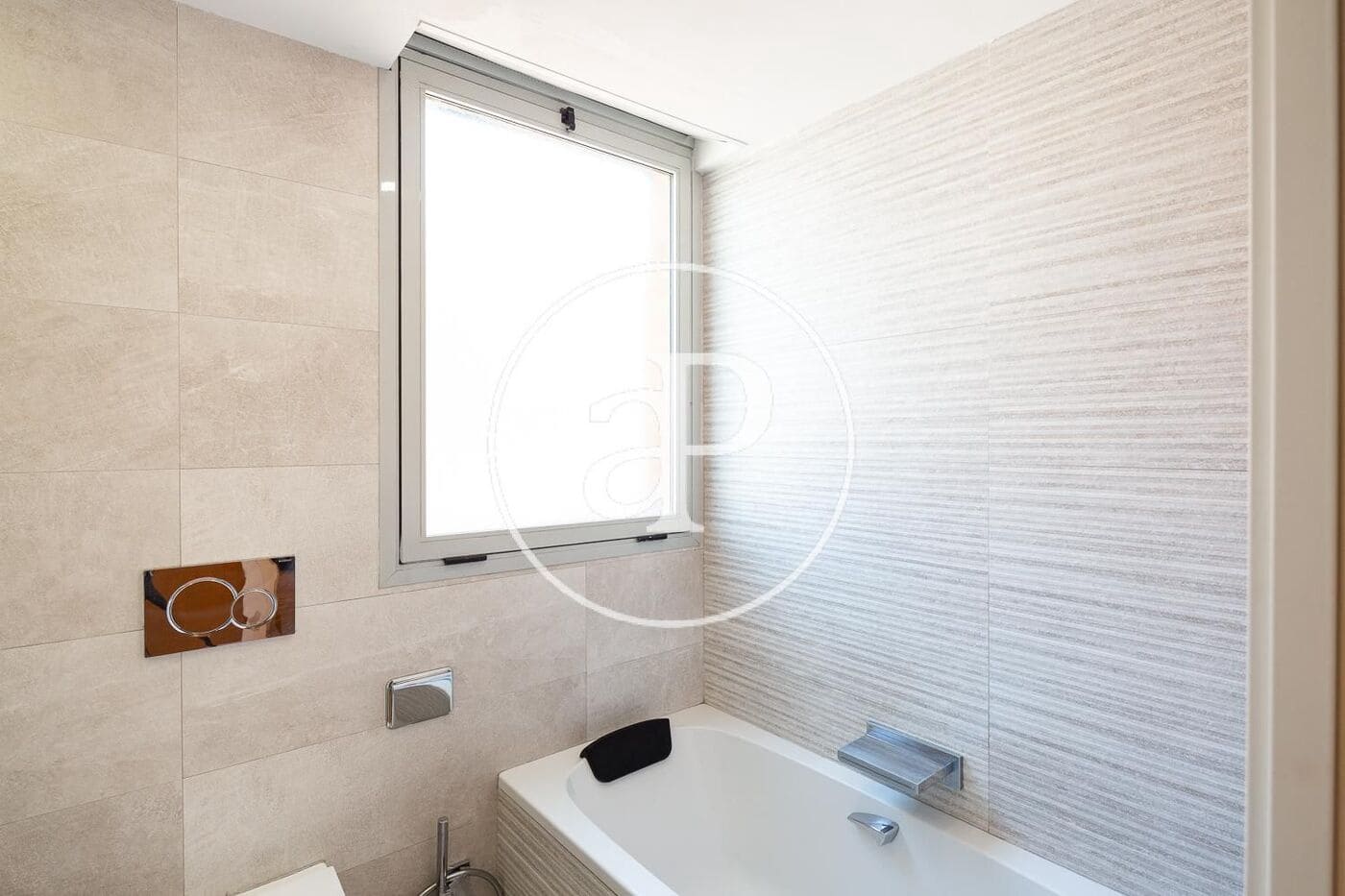 3 soverom Leilighet til leie i Valencia by med svømmebasseng garasje - € 1 950 (Ref: 9778257)