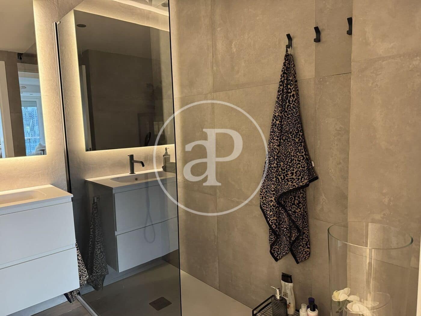 3 bedroom Apartment for rent in Valencia city with garage - € 2,800 (Ref: 9788476)