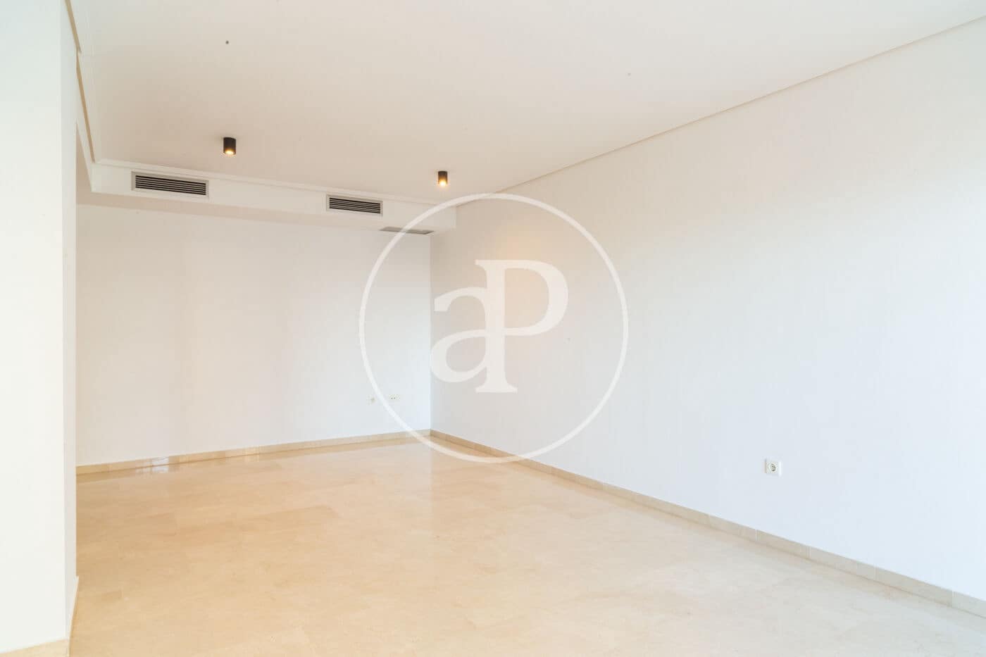 Appartement de 3 chambres à louer à Valence ville avec piscine garage - 1 850 € (Ref: 9788478)