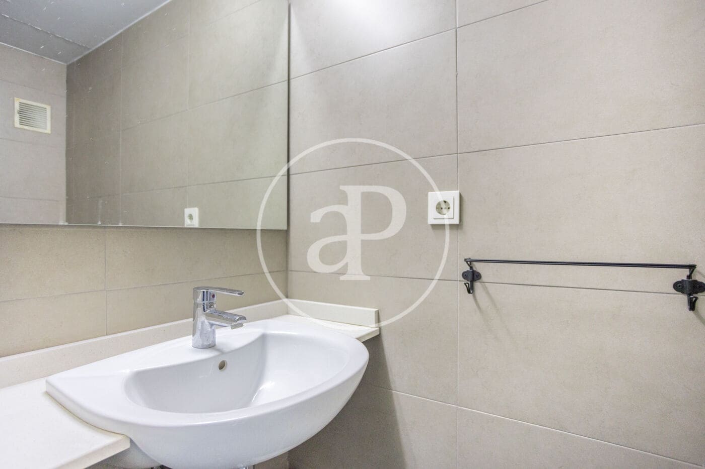 1 soverom Leilighet til leie i Valencia by med svømmebasseng garasje - € 1 100 (Ref: 9788479)