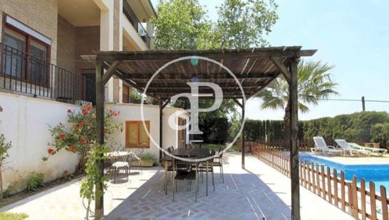 Villa/Maison de 5 chambres à louer à Riba-roja de Turia avec piscine garage - 3 400 € (Ref: 9788483)