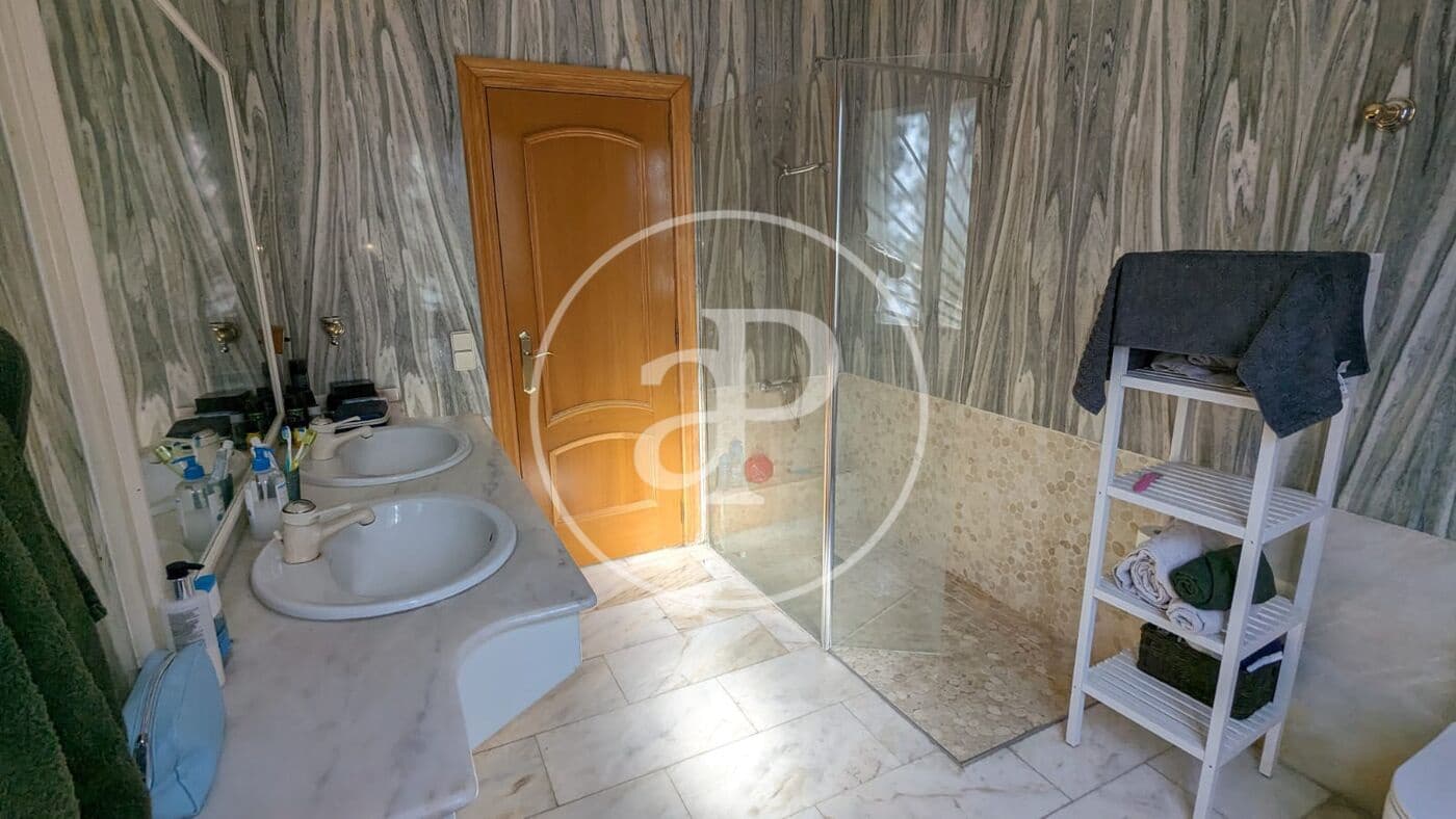 Villa/Maison de 5 chambres à louer à Riba-roja de Turia avec piscine garage - 3 400 € (Ref: 9788483)