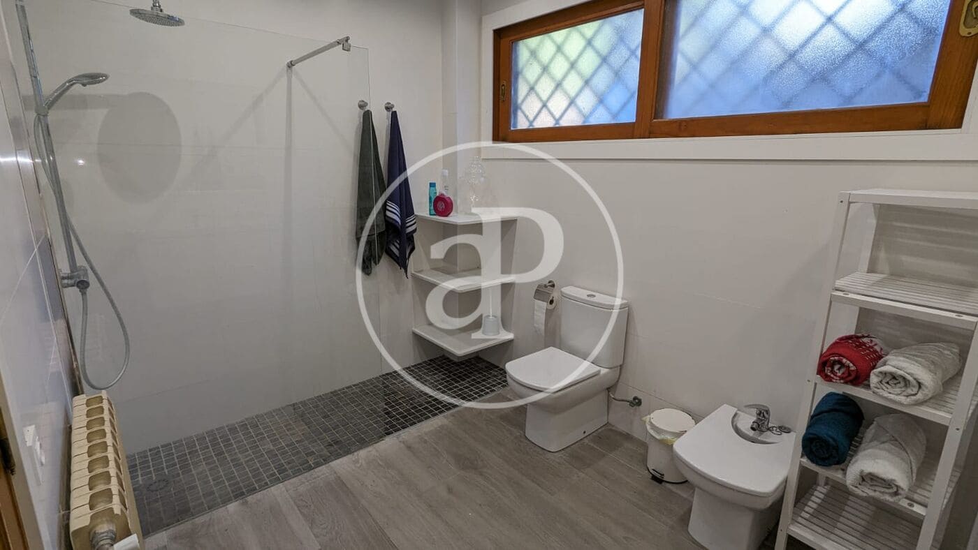 Villa/Maison de 5 chambres à louer à Riba-roja de Turia avec piscine garage - 3 400 € (Ref: 9788483)