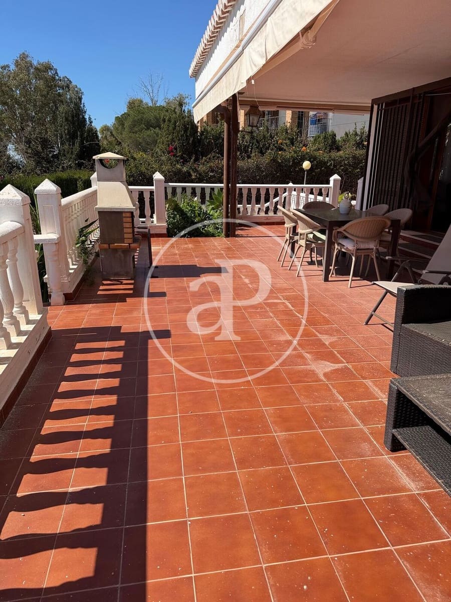 3 soverom Villa til leie i Arenales del Sol med svømmebasseng garasje - € 2 500 (Ref: 9799379)