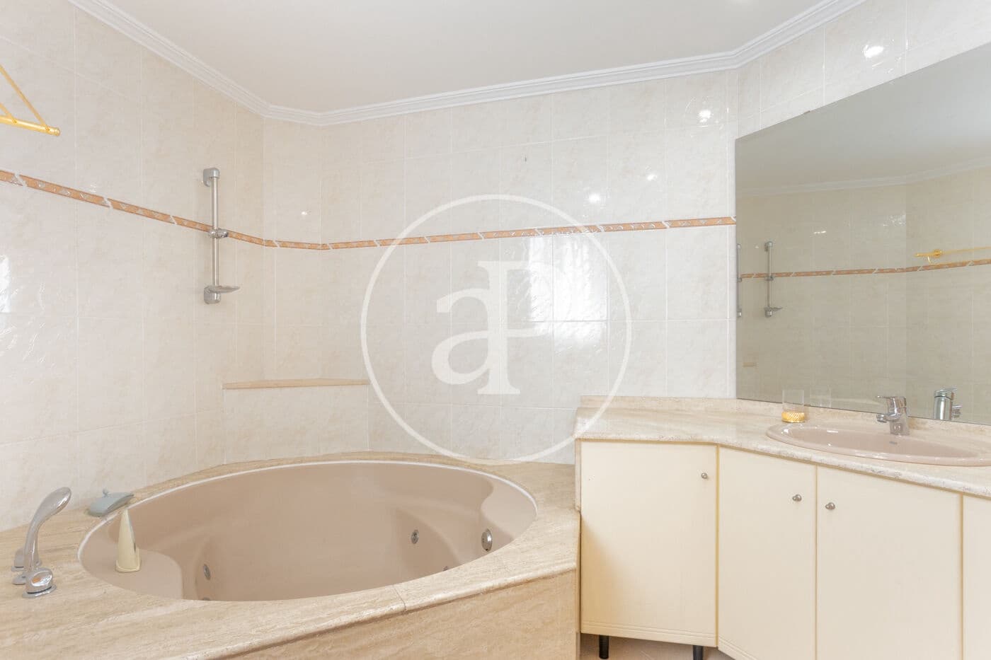 5 quarto Apartamento para arrendar em Valencia cidade com garagem - 3 800 € (Ref: 9820597)
