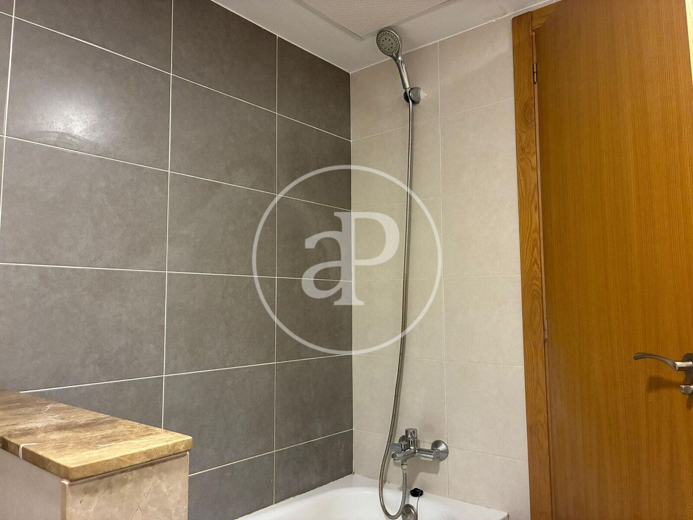 3 bedroom Apartment for rent in Paterna with garage - € 1,300 (Ref: 9829261)