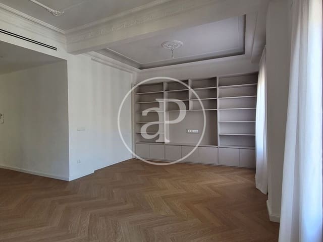 3 bedroom Apartment for rent in Sant Francesc, Valencia city - € 2,300 (Ref: 9839322)