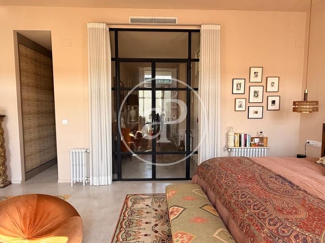 2 bedroom Apartment for rent in Russafa, Valencia city - € 2,900 (Ref: 9846304)