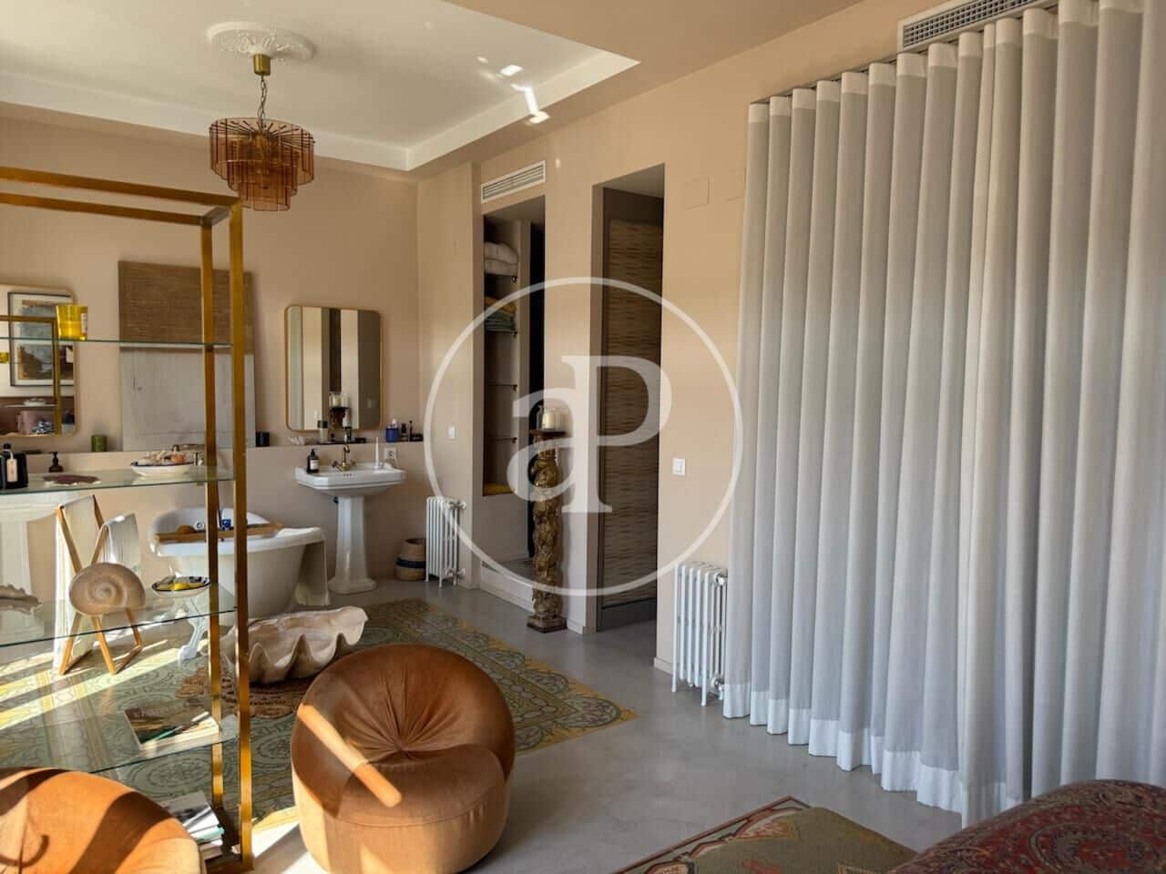 2 bedroom Apartment for rent in Valencia city - € 2,900 (Ref: 9846304)