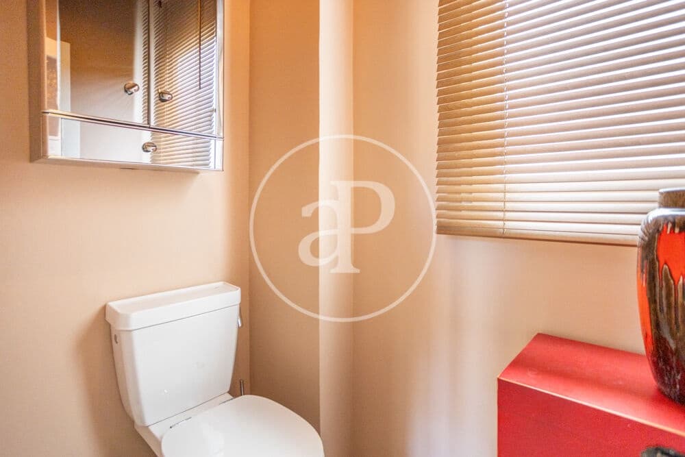 2 bedroom Apartment for rent in Valencia city - € 2,900 (Ref: 9846304)