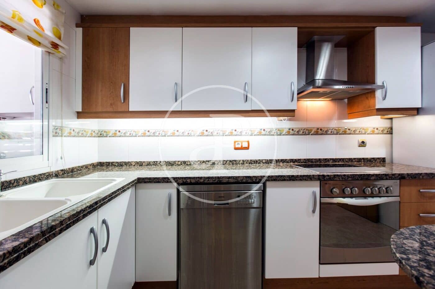 3 soverom Leilighet til leie i Valencia by med svømmebasseng garasje - € 1 950 (Ref: 9849463)