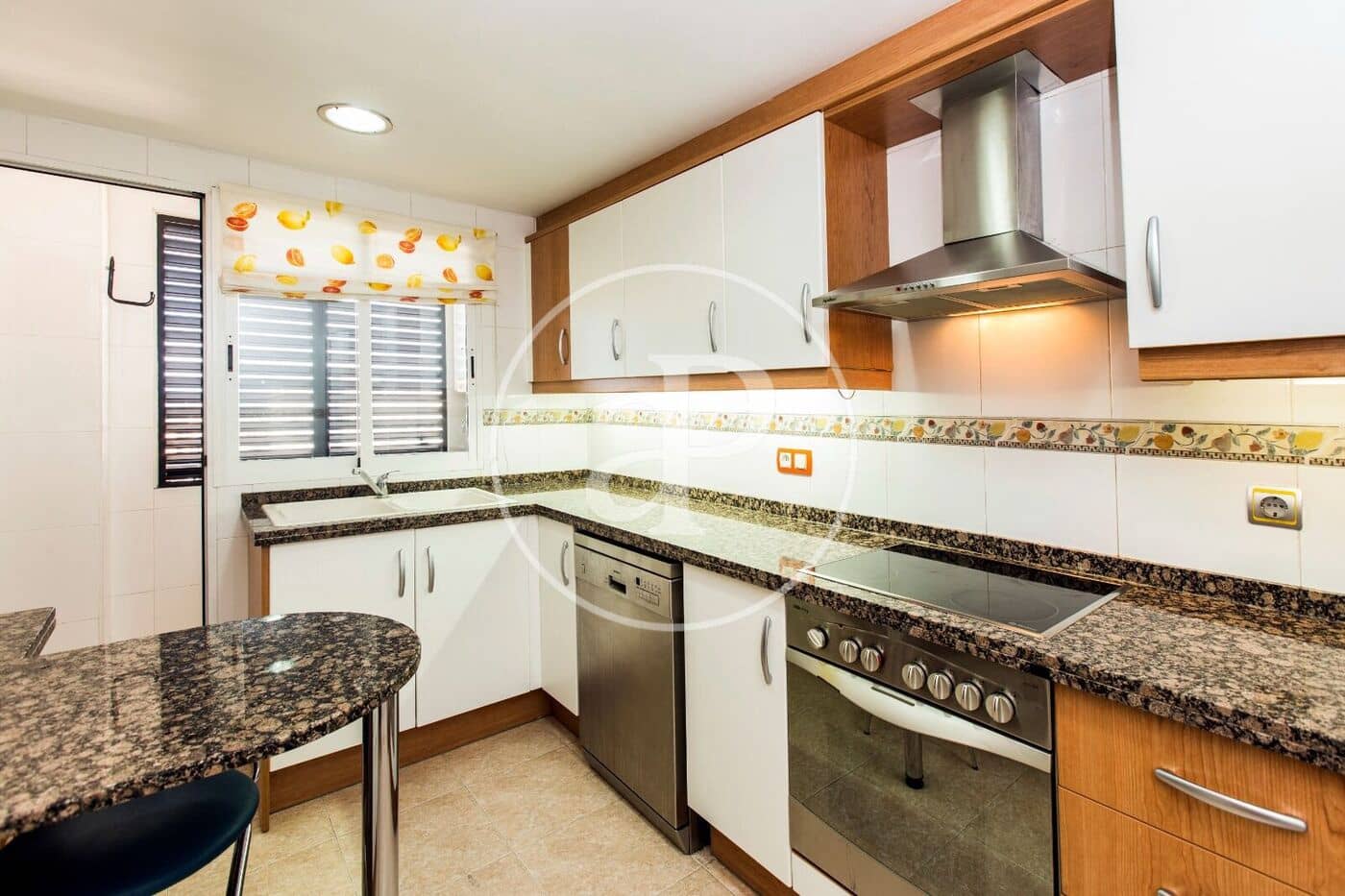 3 soverom Leilighet til leie i Valencia by med svømmebasseng garasje - € 1 950 (Ref: 9849463)